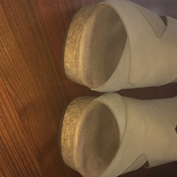 Clark’s tan sandal - Picture 8 of 8